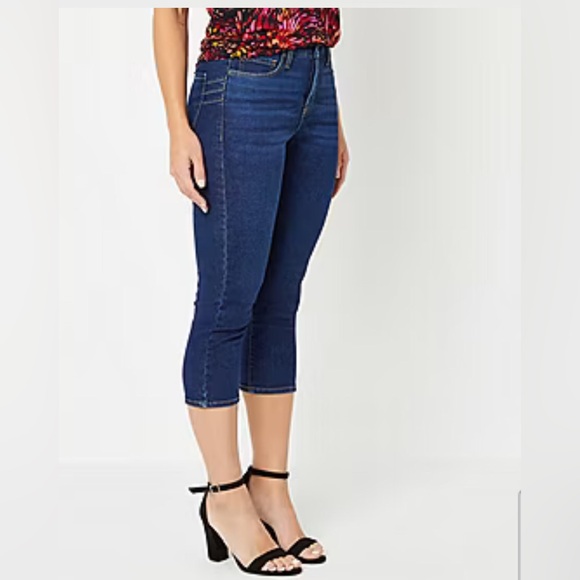 Mid Rise Capris - Picture 3 of 3